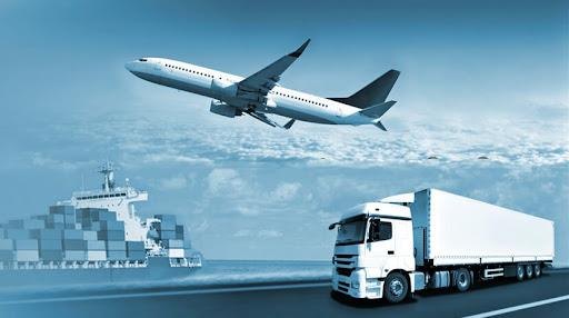 Air and road freight moving cargo between hubs